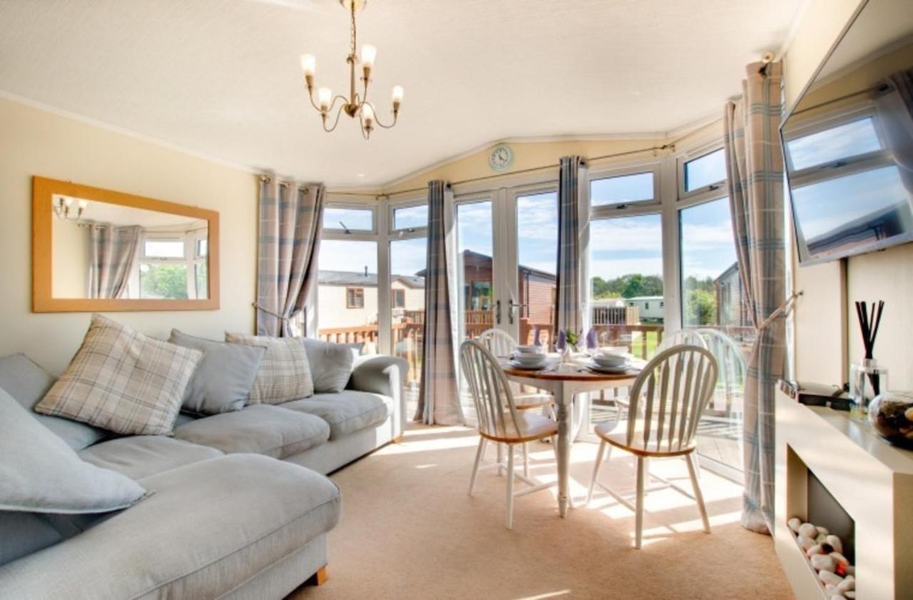 Stunning 3-Bed Hot Tub Lodge Northumberland Felton  Exteriör bild